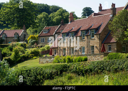 Reihe von traditionellen, urigen Hütten mit Pantiles in dem malerischen Dorf Whitbys, North Yorkshire, England, UK, an einem sonnigen Sommertag. Stockfoto