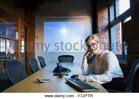 Porträt zuversichtlich Geschäftsfrau im Konferenzraum