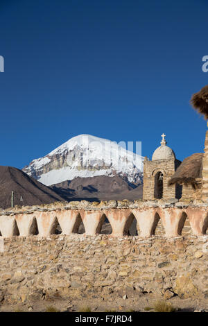 Kirche in der Sajama Nationalpark, Bolivien Stockfoto