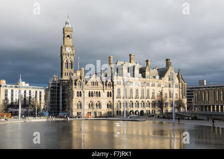 Bradford City Hall spiegelt sich in den Spiegel-Pool in Bradford City Park Stockfoto