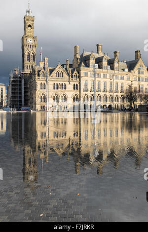 Bradford City Hall spiegelt sich in den Spiegel-Pool in Bradford City Park Stockfoto