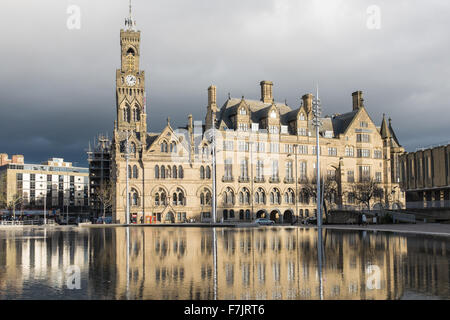 Bradford City Hall spiegelt sich in den Spiegel-Pool in Bradford City Park Stockfoto