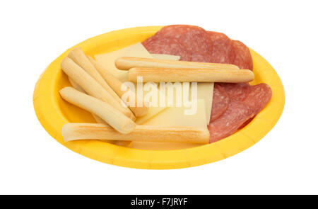 Eine gelbe Pappteller mit Scheiben Provolone-Käse und Salami Genua plus Grissini isoliert auf einem weißen Hintergrund. Stockfoto