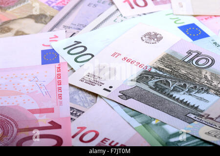 Haufen von Dollar, die russischen Rubel und euro Stockfoto