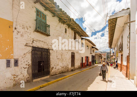 Traditionell gekleideter peruanischen Mann geht durch die alten kolonialen Straße der Stadt Cajabamba in Cajamarca Region von Peru Stockfoto