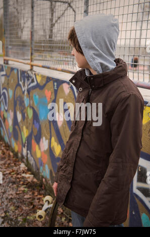 Teenager tragen ein Hoodie steht in einem Skateboard-park Stockfoto