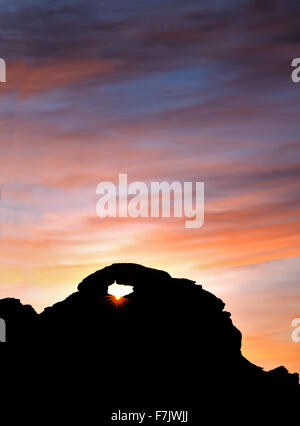 Bogen Sie mit Sonnenaufgang. Valley of Fire State Park, Nevada Stockfoto