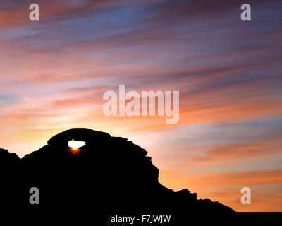 Bogen Sie mit Sonnenaufgang. Valley of Fire State Park, Nevada Stockfoto