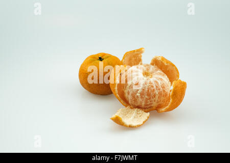 Geschälte Mandarinen, in weißen Hintergrund isoliert Stockfoto