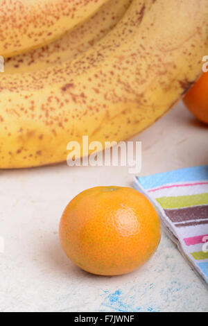 Erdbeere, Mandarine, Orange, Banane, viele verschiedene Früchte für die Gesundheit der ganzen Familie Stockfoto