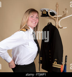 Weibliche Marinekommandant Lt immer einsatzbereit stopfte Shirt in Rock Stockfoto