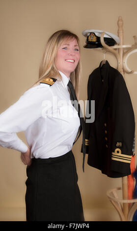 Weibliche Marinekommandant Lt immer einsatzbereit stopfte Shirt in Rock Stockfoto