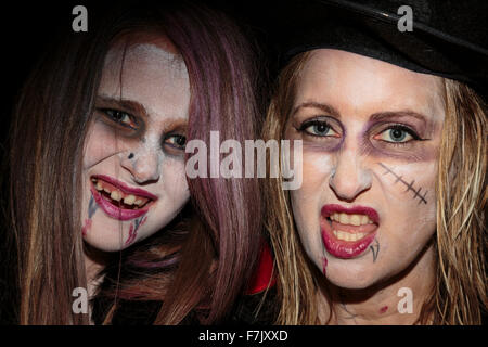 Halloween. Kleine Mädchen und Frau, Mutter und Tochter, mit aufgemalten Gesichtern und übertrieben aussehen. Stockfoto
