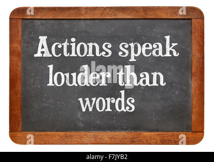Taten sprechen lauter als Worte Sprichwort - motivierenden Satz auf einer Vintage Schiefer-Tafel Stockfoto