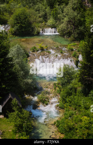 Grenze von Lika-Senj County und Karlovac Grafschaft, Kroatien.  Stromschnellen am Fluss Korana. (In der Nähe von Catrnja in Karlovac Grafschaft) Stockfoto