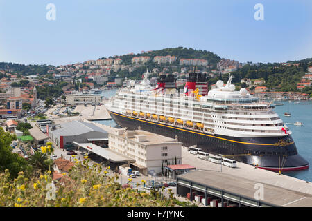 Dubrovnik, Dalmatien, Kroatien.  Das Kreuzfahrtschiff Disney Magic im Hafen angedockt. Stockfoto