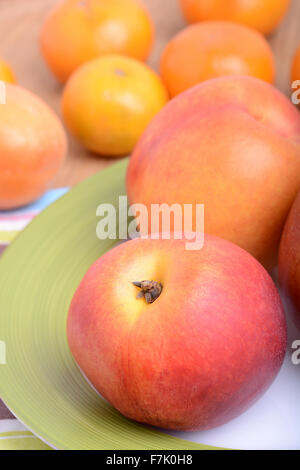 viele verschiedene Früchte für die Gesundheit der ganzen Familie, Pfirsich, Mandarine, Apfel Stockfoto