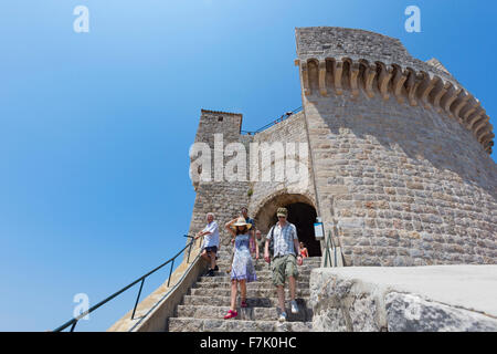 Dubrovnik, Dubrovnik-Neretva County, Kroatien. Besucher auf den Stufen des Turmes Minceta. Stockfoto