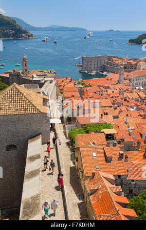 Dubrovnik, Dubrovnik-Neretva County, Kroatien.  Blick über die Dächer der Altstadt von der Minceta-Turm. Boote im alten Hafen. Stockfoto