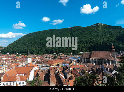 Über Blick über Brasov die wichtigsten Wahrzeichen, die schwarze Kirche, die größte gotische Kirche zwischen Wien und Istanbuland über Stockfoto