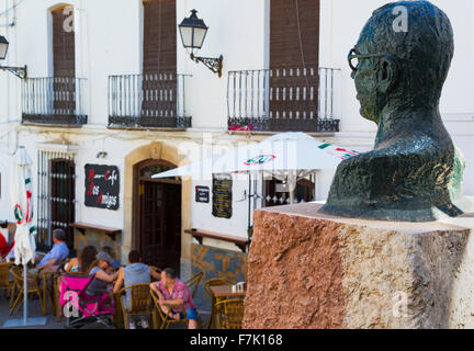 Casares, Provinz Malaga, Andalusien, Südspanien.  Eine Büste von Blas Infante blickt über bar-Leben auf der Plaza de España, die Stockfoto