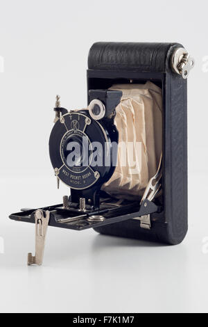 Kodak Vest Pocket Kamera Modell B. Made in Great Britain. Diese klappbare Bett Kamera gemacht 4x6.5 cm Belichtungen auf 127er Film. Stockfoto