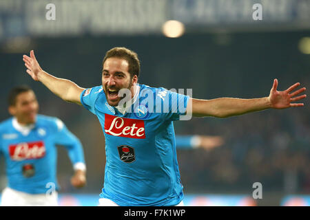 Italien. 30. November 2015. Napoli vorwärts Gonzalo Higuain feiert nach dem zweiten Tor gegen Inter-Napoli 30.11.2015 Stadio San Paolo Fußball Calcio 2015/2016 Serie A Napoli - Inter-Napoli gewann 2: 1 Credit: Insidefoto/Alamy Live News Stockfoto