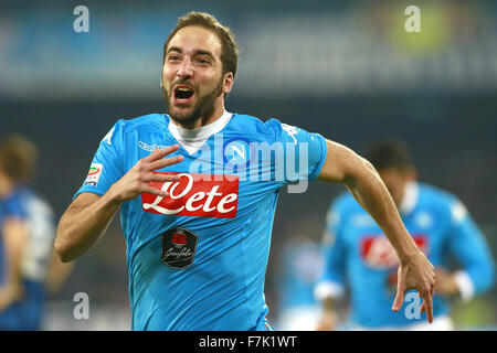 Italien. 30. November 2015. Napoli vorwärts Gonzalo Higuain feiert nach dem zweiten Tor gegen Inter-Napoli 30.11.2015 Stadio San Paolo Fußball Calcio 2015/2016 Serie A Napoli - Inter-Napoli gewann 2: 1 Credit: Insidefoto/Alamy Live News Stockfoto