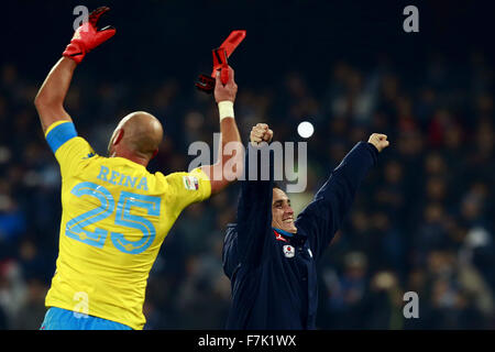 Italien. 30. November 2015. Napoli-Torhüter Jose Manuel Pepe Reina und Napoli nach vorne Jose Maria Callejon feiern am Ende des Spiels Napoli 30.11.2015 Stadio San Paolo Fußball Calcio 2015/2016 Serie A Napoli - Inter-Napoli gewann 2: 1 Credit: Insidefoto/Alamy Live News Stockfoto