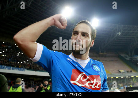 Italien. 30. November 2015. Napoli vorwärts Gonzalo Higuain feiert am Ende des Spiels Napoli 30.11.2015 Stadio San Paolo Fußball Calcio 2015/2016 Serie A Napoli - Inter-Napoli gewann 2: 1 Credit: Insidefoto/Alamy Live News Stockfoto