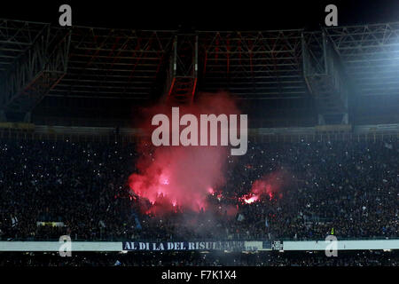 Italien. 30. November 2015. Napoli-Fans feiern den Sieg ihrer Mannschaft Napoli 30.11.2015 Stadio San Paolo Fußball Calcio 2015/2016 Serie A Napoli - Inter-Napoli gewann 2: 1 Credit: Insidefoto/Alamy Live News Stockfoto