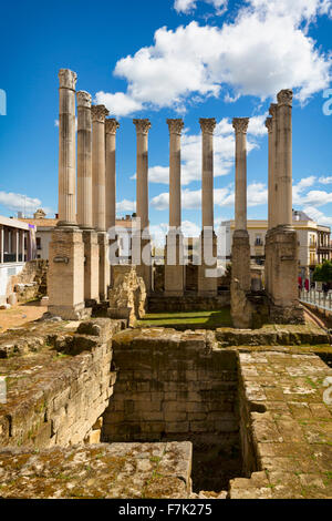 Cordoba, Provinz Córdoba, Andalusien, Südspanien.  Säulen mit korinthischen Kapitellen des 1. Jahrhunderts n. Chr. römischer Tempel. Stockfoto