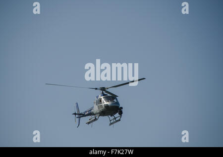 ein Hubschrauber auf einen blauen Himmel stehen noch in der Luft Stockfoto