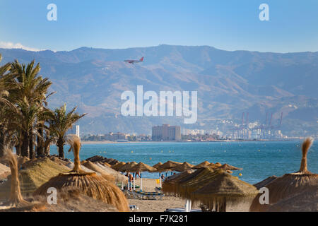 Torremolinos, Costa Del Sol, Provinz Malaga, Andalusien, Südspanien.  Playamar Strand mit Blick auf Malaga mit einem Eas Stockfoto