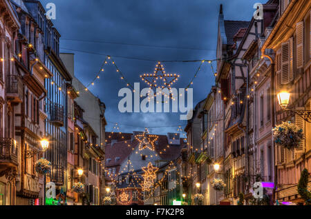 Schön dekorierte Straße in den Winterurlaub in Colmar, Elsass, Frankreich. Stockfoto