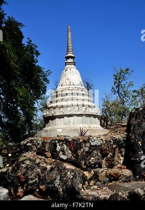 Nakhon Pathom, Thailand Replik des ursprünglichen alten Chedi im Wat Phra Pathom Chedi Stockfoto