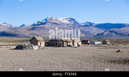 Kleines Dorf des Hirten der Lamas in den Anden. Hohen Anden-Tundra-Landschaft in den Bergen der Anden. Das, was wir Stockfoto