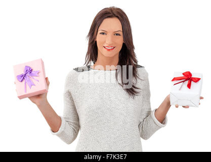 Junge lächelnde Frau mit zwei Geschenk-Boxen, vor einem weißen Hintergrund isoliert. Stockfoto