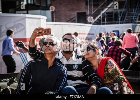 Familie Spaß Sonnenbrille & winkt eine Kamera unter Selfie Stockfoto