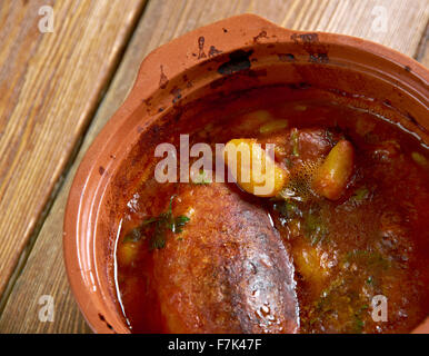 "Cassoulet" de Castelnaudary - langsam gegarter Eintopf mit Ursprung in Südfrankreich, das Fleisch (in der Regel Würstchen aus Schweinefleisch Stockfoto