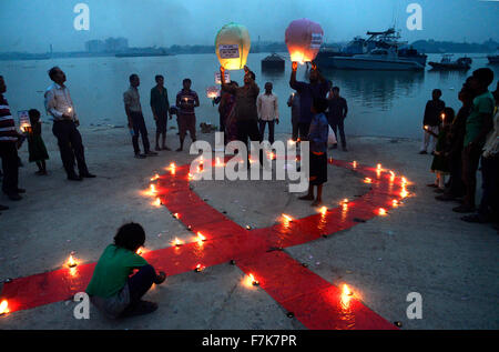 Kolkata, Indien. 1. Dezember 2015. Sozialaktivist beobachtet Welt-AIDS-Tag am Ufer des Ganges in Kalkutta. Welt-AIDS-Tag beobachten am 01. Dezember jedes Jahr über HIV/AIDS sensibilisieren. Um Bewusstsein Aktivist Licht erzeugen Ballons eine große rote Schleife und ein Gas tragenden Botschaft im Hinblick auf die Beseitigung der Stigmatisierung und Panik Diskriminierung zu HIV/AIDS. Bildnachweis: Saikat Paul/Pacific Press/Alamy Live-Nachrichten Stockfoto