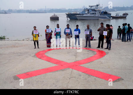 Kolkata, Indien. 1. Dezember 2015. Sozialaktivist beobachtet Welt-AIDS-Tag am Ufer des Ganges in Kalkutta. Welt-AIDS-Tag beobachten am 01. Dezember jedes Jahr über HIV/AIDS sensibilisieren. Um Bewusstsein Aktivist Licht erzeugen Ballons eine große rote Schleife und ein Gas tragenden Botschaft im Hinblick auf die Beseitigung der Stigmatisierung und Panik Diskriminierung zu HIV/AIDS. Bildnachweis: Saikat Paul/Pacific Press/Alamy Live-Nachrichten Stockfoto