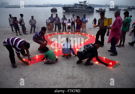 Kolkata, Indien. 1. Dezember 2015. Sozialaktivist beobachtet Welt-AIDS-Tag am Ufer des Ganges in Kalkutta. Welt-AIDS-Tag beobachten am 01. Dezember jedes Jahr über HIV/AIDS sensibilisieren. Um Bewusstsein Aktivist Licht erzeugen Ballons eine große rote Schleife und ein Gas tragenden Botschaft im Hinblick auf die Beseitigung der Stigmatisierung und Panik Diskriminierung zu HIV/AIDS. Bildnachweis: Saikat Paul/Pacific Press/Alamy Live-Nachrichten Stockfoto