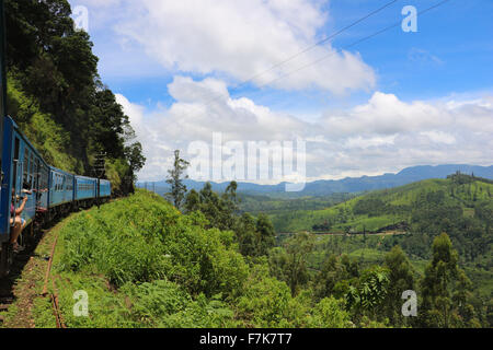 Zugfahrt durch die Teeplantagen in den Bergen von Sri Lanka. Stockfoto