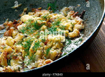 KasNocken - österreichische Spätzle mit Käse und karamellisierten Zwiebeln. Stockfoto