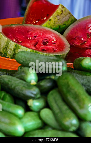 Gurken aus Wassermelone und Gurken, hausgemacht. Traditionelle rumänische. Stockfoto