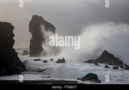 Ozeanwellen gegen Felsformationen, Londrangar, Snaefellsnes, Island Stockfoto