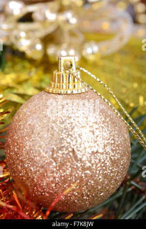 Geschmückter Weihnachtsbaum mit verschiedenen Geschenken. Weihnachten und Neujahr feiern. Urlaub Weihnachten Szene. Weihnachtsgeschenke unter Stockfoto