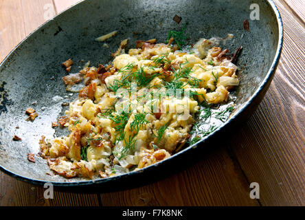 KasNocken - österreichische Spätzle mit Käse und karamellisierten Zwiebeln. Stockfoto