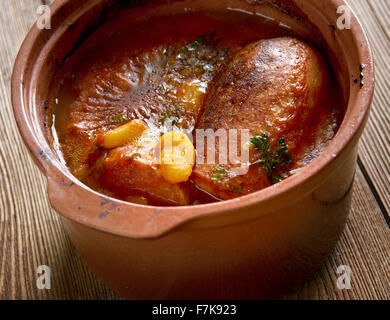 "Cassoulet" de Castelnaudary - langsam gegarter Eintopf mit Ursprung in Südfrankreich, das Fleisch (in der Regel Würstchen aus Schweinefleisch Stockfoto